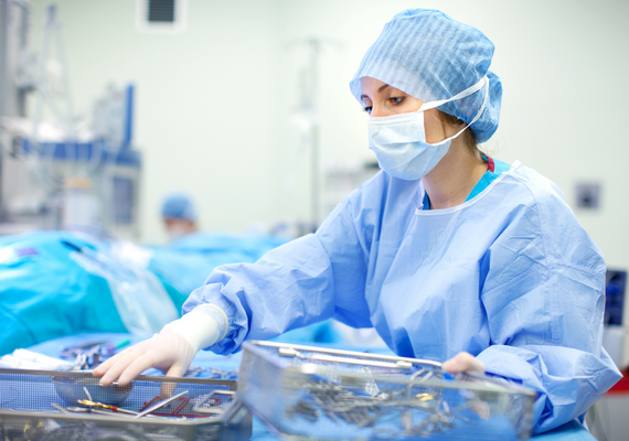 Imagen de trabajador sanitario recogiendo instrumentos médicos