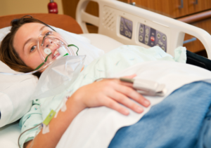 Imagen de paciente en camilla con un respirador