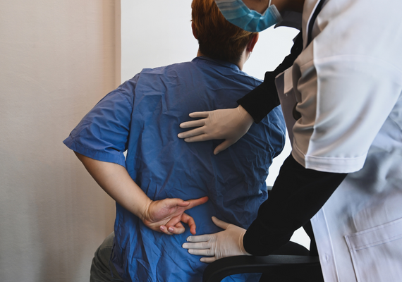 Imagen de un personal sanitario atendiendo a un paciente
